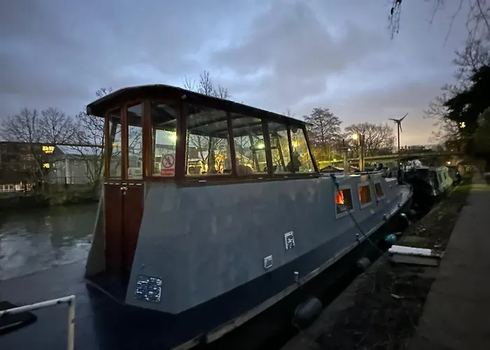 London Dutch Barge - Sleeps 3 & Cosy Fireplace