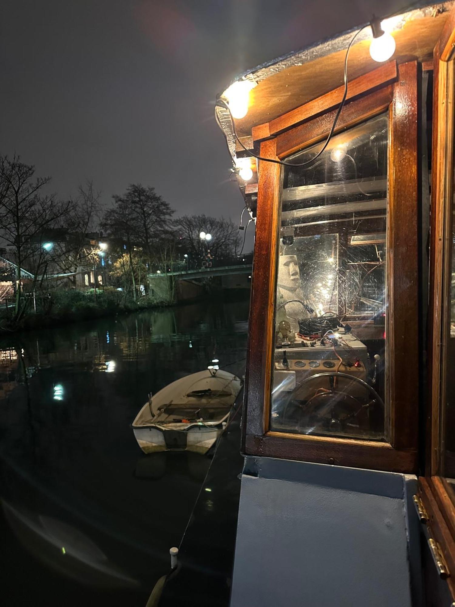 Dutch Barge - Sleeps 3 & Cosy Fireplace *