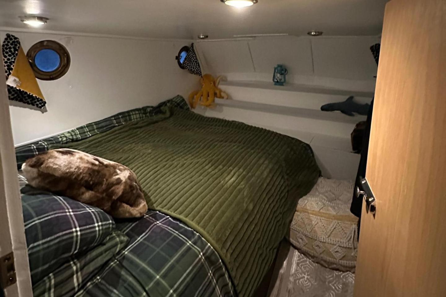 Dutch Barge - Sleeps 3 & Cosy Fireplace